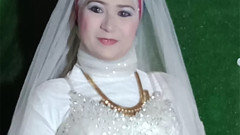 دينا الطواب تحتفل بعيد زواجها الاول بالفستان الابيض