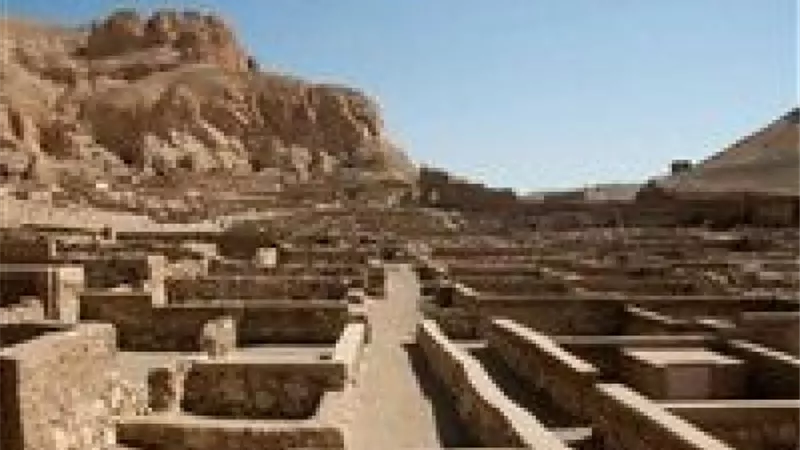 ٦٦ قطعة من آثار دير المدينة بالأقصر بكتالوج جنرال