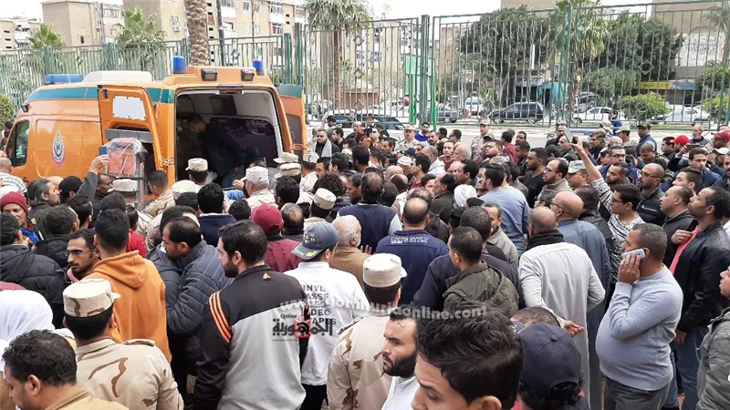بالصور.. أهالى السويس يشعيون جنازة شهيد ملازم أول فاضل سالم