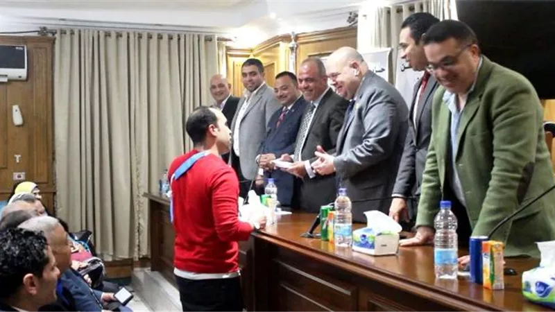مستقبل وطن يسلم شيكات لعملاء المشروعات الصغيرة فى احتفالية بأمانة القاهرة.. بالصور