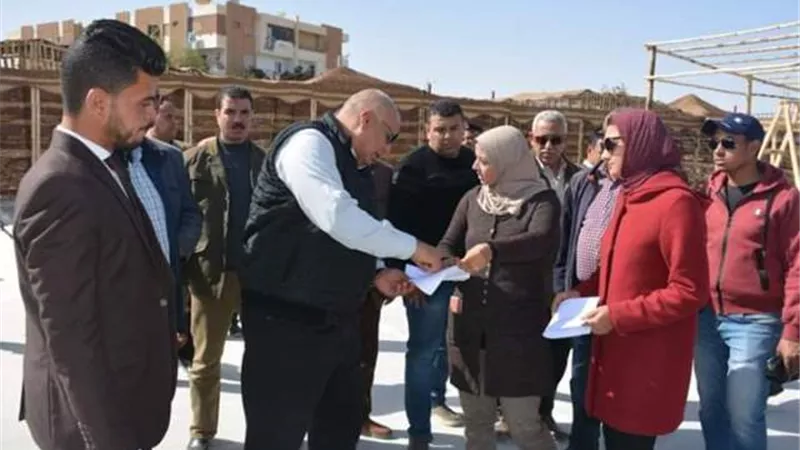 محافظ الوادى الجديد يوجه بتكثيف دواعى الأمان والإنارة بالمعرض الدائم .صور