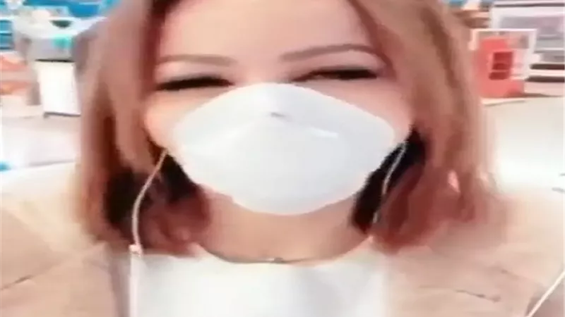 بالكمامة... سوزان نجم الدين تحمى نفسها من فيروس 