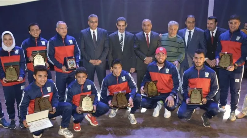 محافظ الغربية ونائبه يكرمان أبطال ورموز الرياضة بالمحافظة بمسرح ٢٣يوليو بالمحلة الكبرى