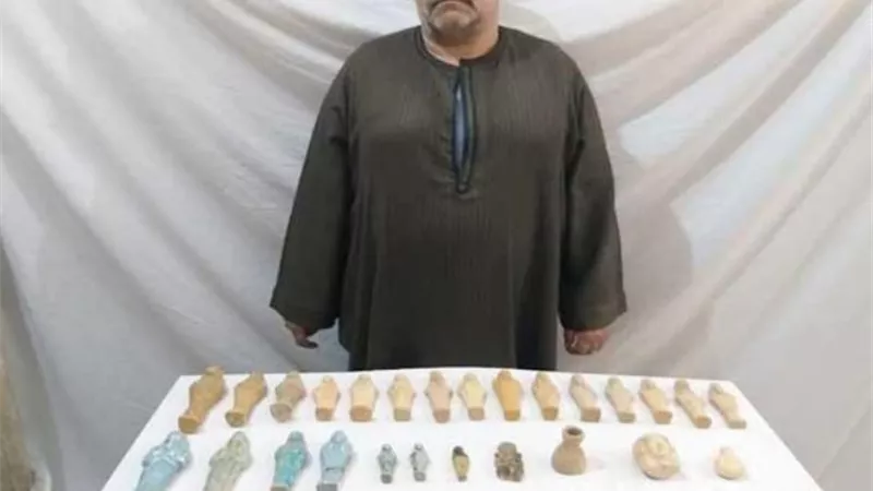 مدير مدرسة يعرض 41 قطعة أثرية على ضباط مباحث الآثار