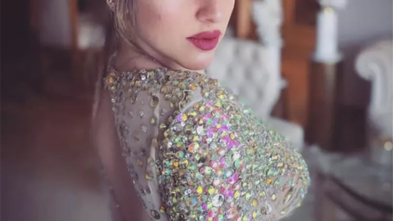 بالصور .. إطلالة ساحرة للفنانة فرح الزاهد