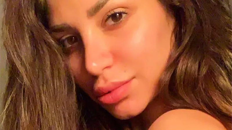 سارة نخلة تداعب جمهورها بدون مكياج