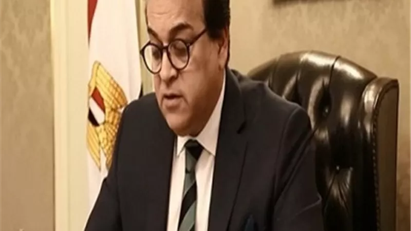 وزير التعليم العالى يستعرض تقريرًا حول مشروعات دعم التميز بالجامعات