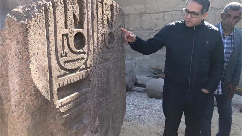 وزير السياحة و الآثار يتفقد أعمال مشروع الهوية البصرية بمعابد الأقصر والكرنك