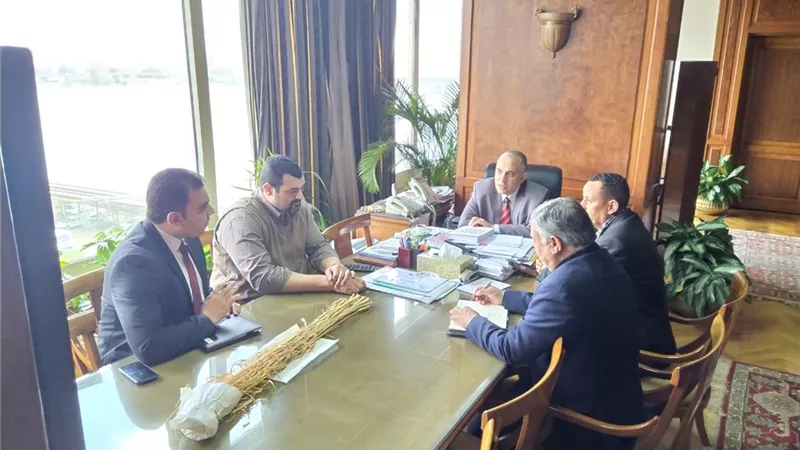 أحد أعضاء بعثة الري المصري بأوغندا يحفر بئر مياه على نفقته الخاصة