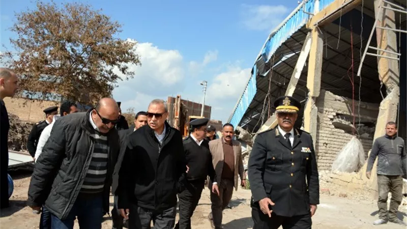 المحافظ يشرف على إزاله تجمع للمباني المخالفة بأبوالغيط بالقناطر