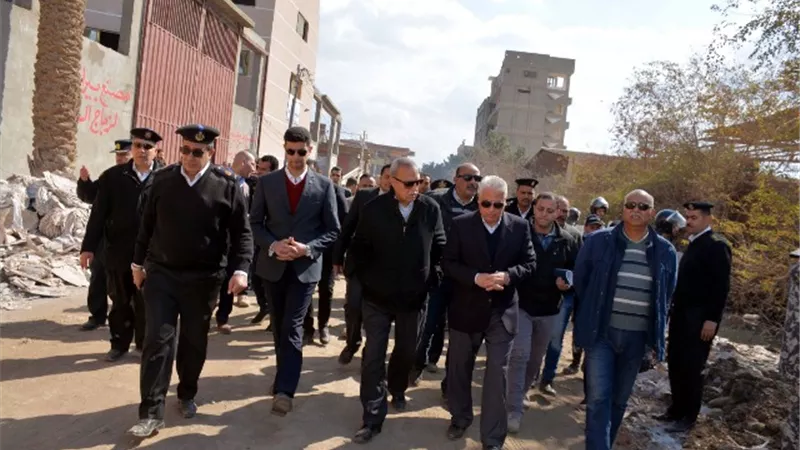 المحافظ يشرف على إزاله تجمع للمباني المخالفة بأبوالغيط بالقناطر