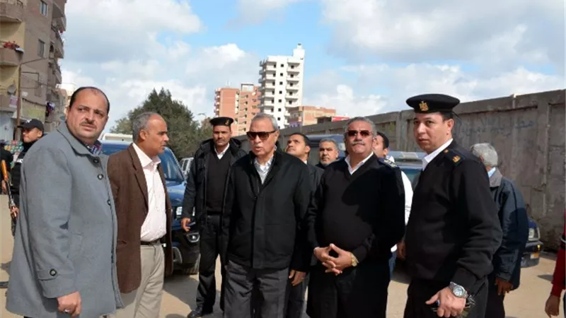 محافظ القليوبية يتابع إزالة أدوار مخالفة في أحد الأبراج ببنها