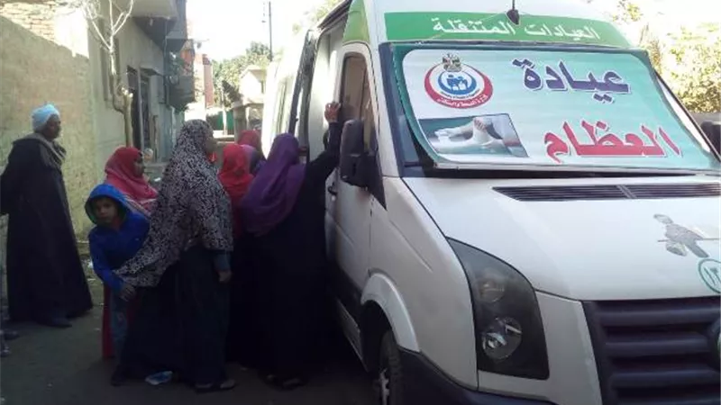 الكشف الطبي علي ١٩٩٠ مواطنا بالقافلة الطبية بقرية نبتيت بمشتول السوق