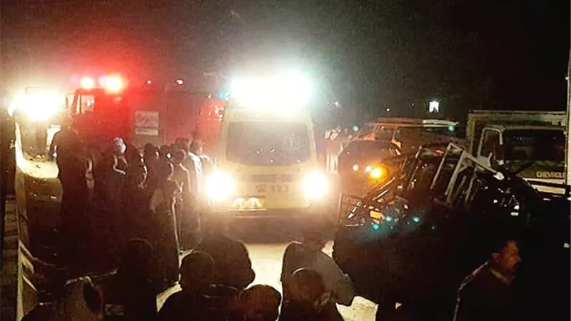 إصابة ٤ فى تصادم شاحنتين نقل بالوادى الجديد