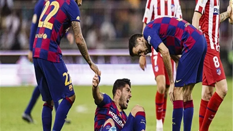 برشلونة يطارد مهاجم جديد لتعويض غياب لويس سواريز