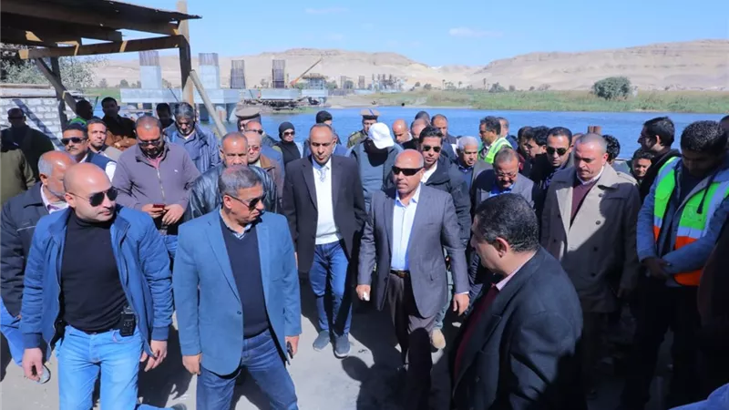 وزير النقل يتابع معدلات تنفيذ محوري ديروط وسمالوط على النيل
