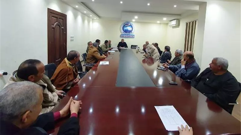 بحث مشكلات العمالة غير المنتظمة والاحتفال بالعامل المثالى ببنى سويف