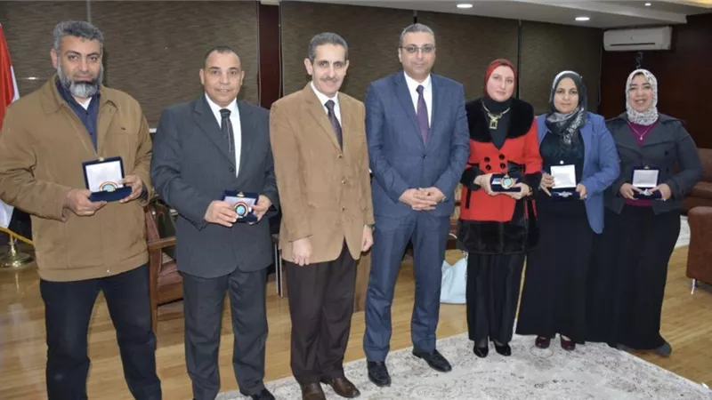محافظ الغربية ونائبه يكرمان خمس من المتدربين بمركز تدريب التنمية المحلية بسقارة-صور