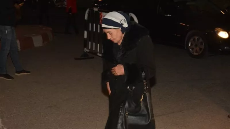 ظهور نادر للفنانة رجاء حسين بعد غياب طويل فى عزاء نادية لطفى