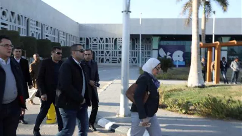 وزيرة الصحة تتفقد الإجراءات الوقائية بالحجر الصحى بمطار الأقصر