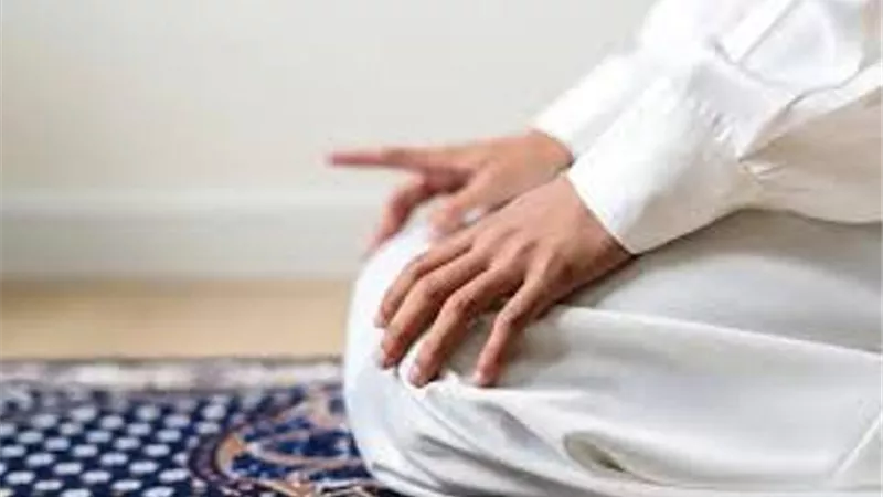 هل حركة الإصبع عند التشهد بدعة أم سنة؟