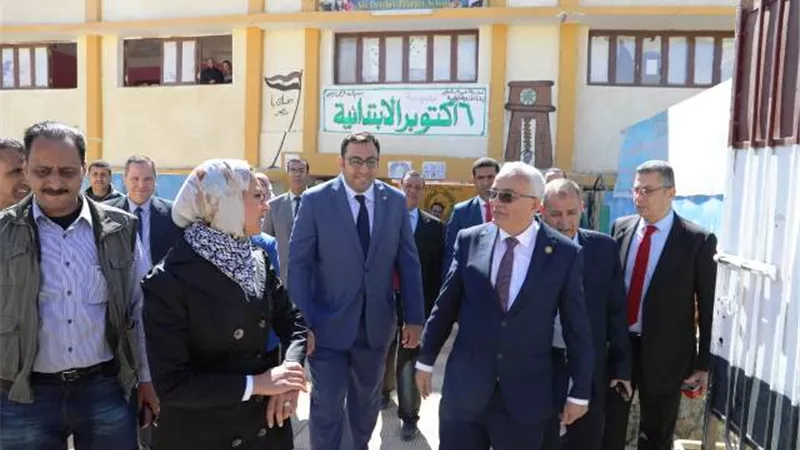 نائب وزير التربية والتعليم يشيد بمستوى الأداء والطالبات خلال زيارته للوادى الجديد.صور