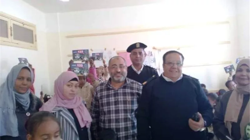 الفيومى يؤكد انتظام الدراسة بجميع مدارس أسوان .. بالصور