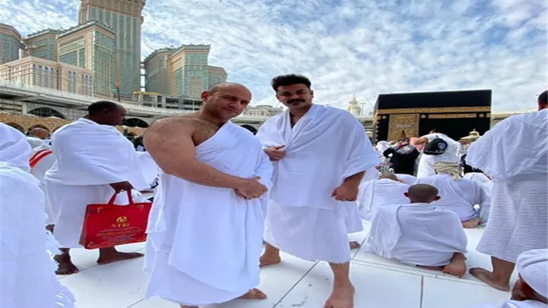 شاهد.. أحمد مكى يؤدى مناسك العمرة