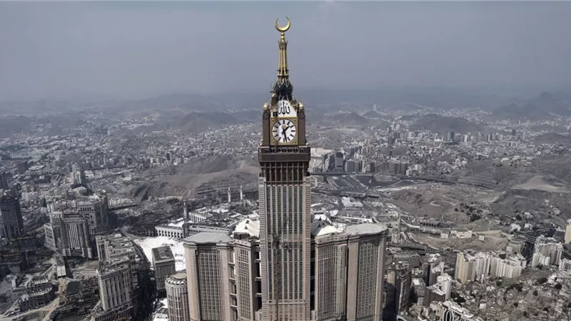 بعد خسارتها قرعة الحج للعام الـ15 على التوالي.. السفير السعودي يحقق حلم امرأة جزائرية.. 