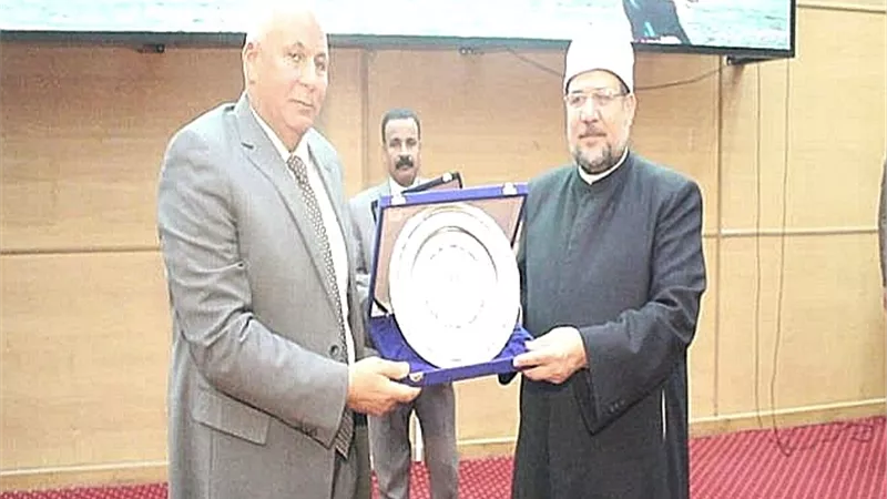 درع المحافظة تذكار لوزير الأوقاف تقديرا لجهوده بالوادى الجديد