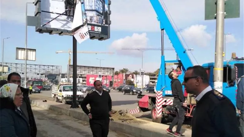 جهاز القاهرة الجديدة يشن حملة على الإعلانات ويحقق أكبر حصيلة فى تاريخ المدينة.. بالصور و الأرقام