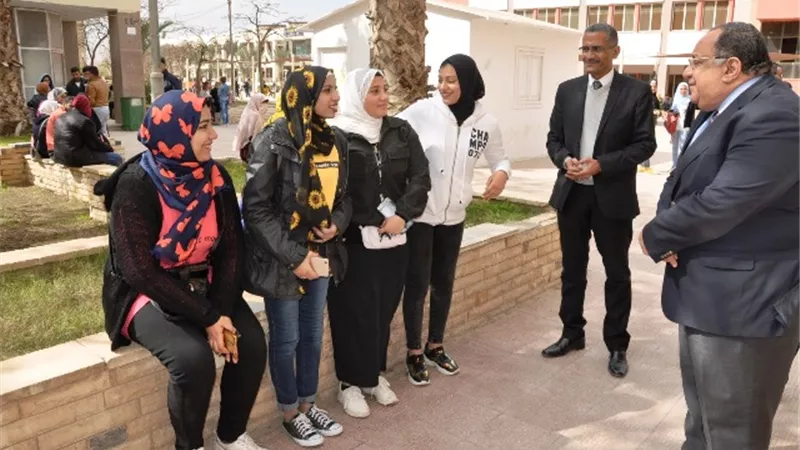 رئيس جامعة حلوان فى جولة تفقدية مع بداية الفصل الدراسى الثانى.. بالصور
