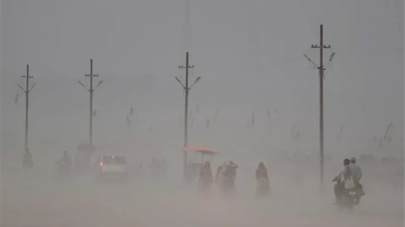 عاصفة عنيفة تتسبب فى انقطاع الكهرباء عن 130 الف منزل بفرنسا
