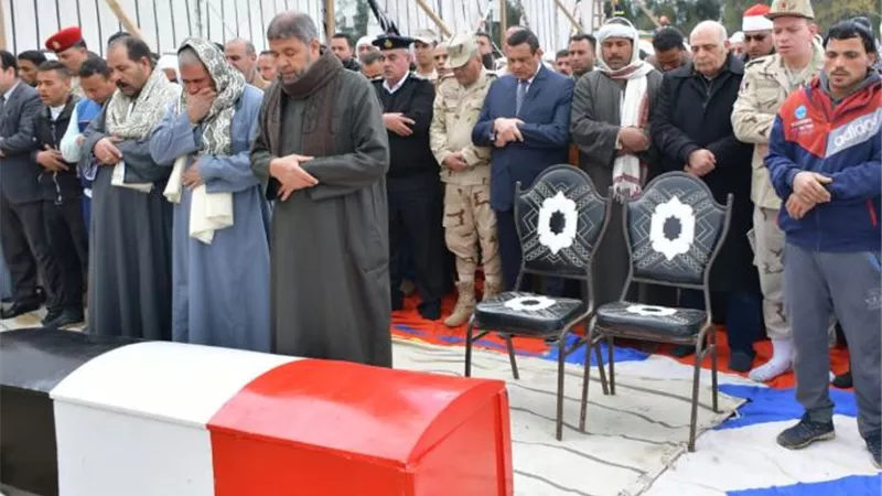 صور .. محافظ البحيرة يتقدم جنازة الشهيد جمعة بسيوني إبن حوش عيسى