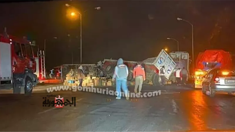 انقلاب سيارة نقل ثقيل محملة بالزيت أمام مدخل مدينة العاشر من رمضان