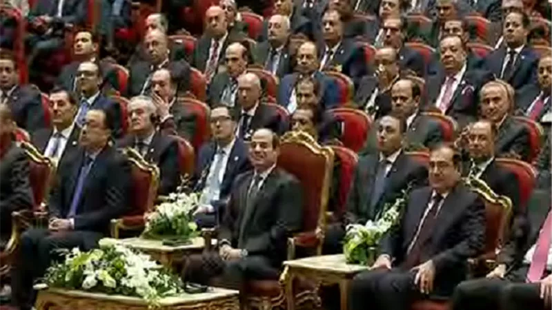 السيسى يتفقد أجنحة الدول المشاركة فى معرض 