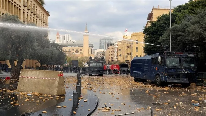 تعرض نواب في البرلمان اللبناني للضرب أثناء توجههم لجلسة منح الثقة