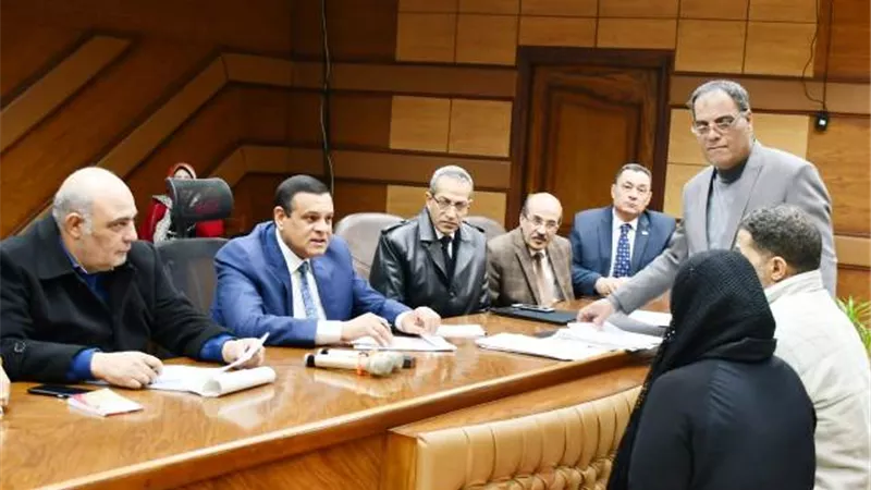 محافظ البحيرة يسلم سماعات أذن وكراسي متحركة خلال اجتماع خدمة المواطنين