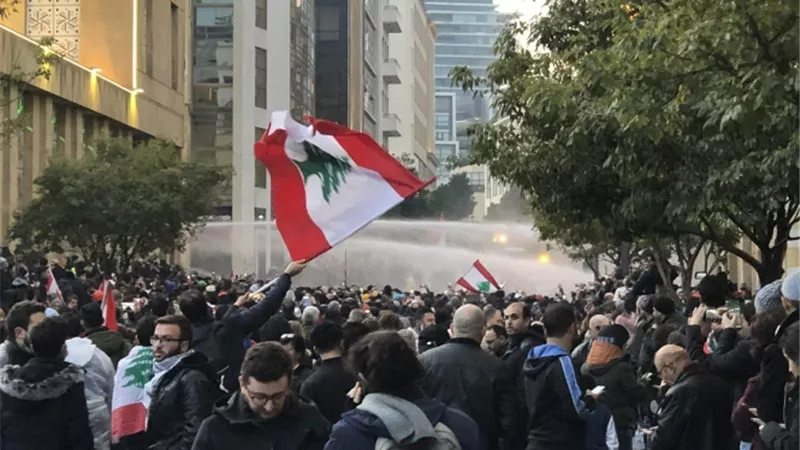 شاهد ...استمرار اشتباكات محتجى لبنان والقوى الامنية