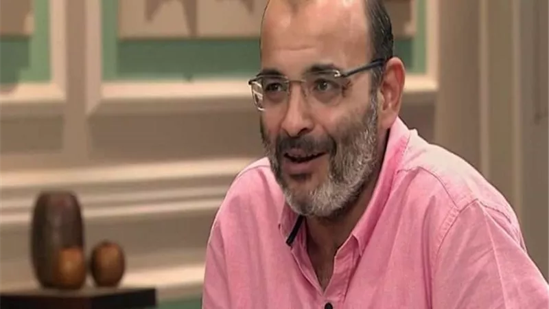 أيمن بهجت قمر يفجر مفاجأة.. شاعر 