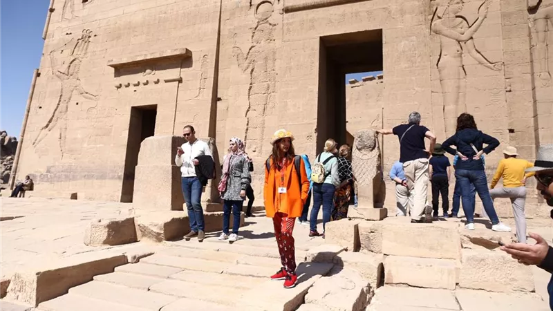 الممثلة الاسبانية فيكتوريا فى معبد فيله