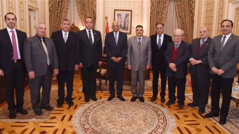 عبد العال يستعرض مع رئيس هيئة قناة السويس المشروعات التنموية والإقتصادية