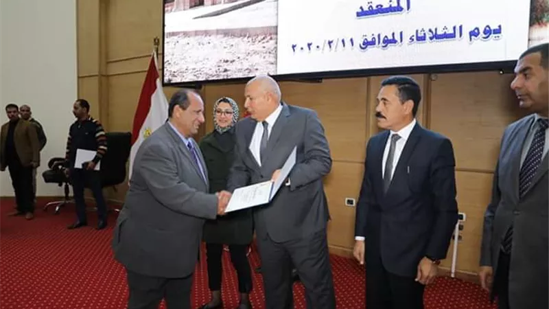 محافظ الوادى الجديد يكرم عددا من التنفيذيين والمتميزين لتفانيهم فى العمل.صور