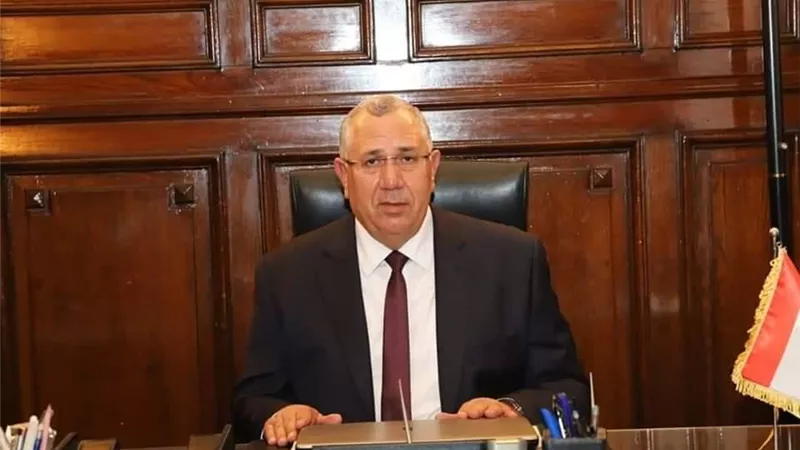 وزير الزراعة: خطوات جادة لتقنين الاراضي الزراعية لتحقيق الاستقرار لواضعي اليد وادخال اموال لخزانة الدولة