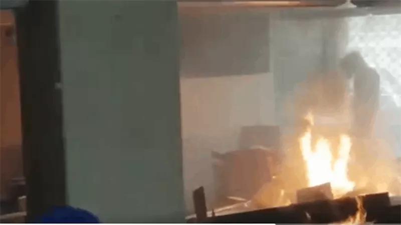 محتجون لبنانيون يشعلون النيران بأحد مصارف بيروت.. فيديو