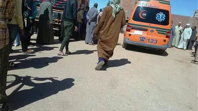 إصابة 2 فى حادث تصادم دراجة نارية بمعدة ثقيلة بالوادى الجديد