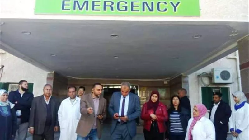 وكيل وزارة الصحة يطمئن على الأطفال مصابى حادث التصادم فى مستشفى سفاجا.. بالصور