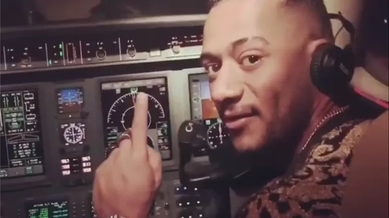 مساعد الطيار المفصول يفتح النار على محمد رمضان: