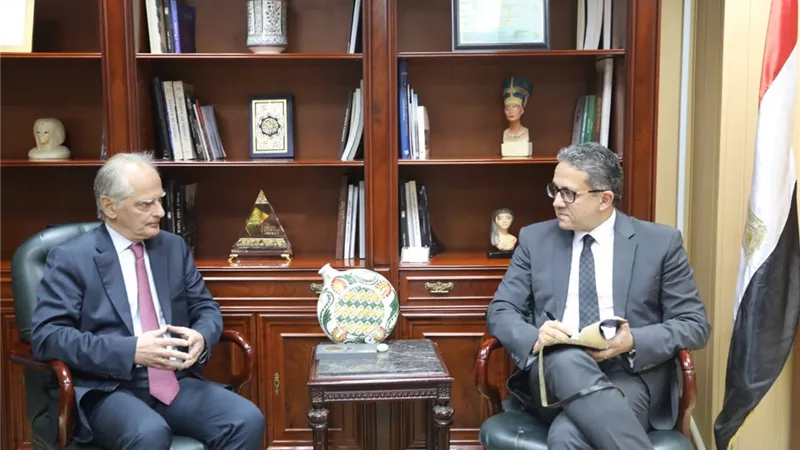 العناني وسفير اليونان يبحثا سبل التعاون السياحي والآثري