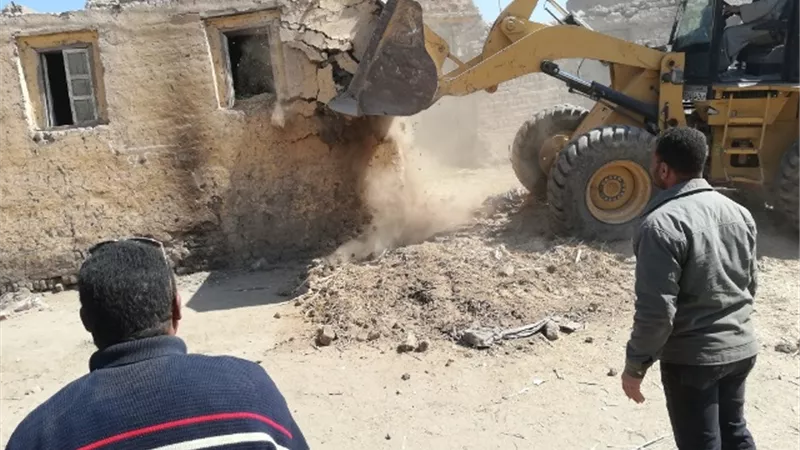 إزالة 13 حالة تعدى على الأراضى بإسنا جنوب الأقصر